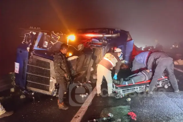 Tráiler con chiles sufre volcadura en la Xalapa-Perote y lo rapiñan