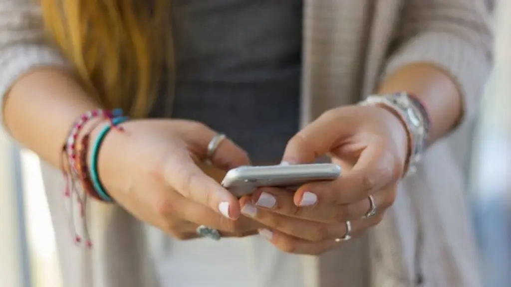 Usar el teléfono celular menos de 2 horas mejora la salud mental: estudio