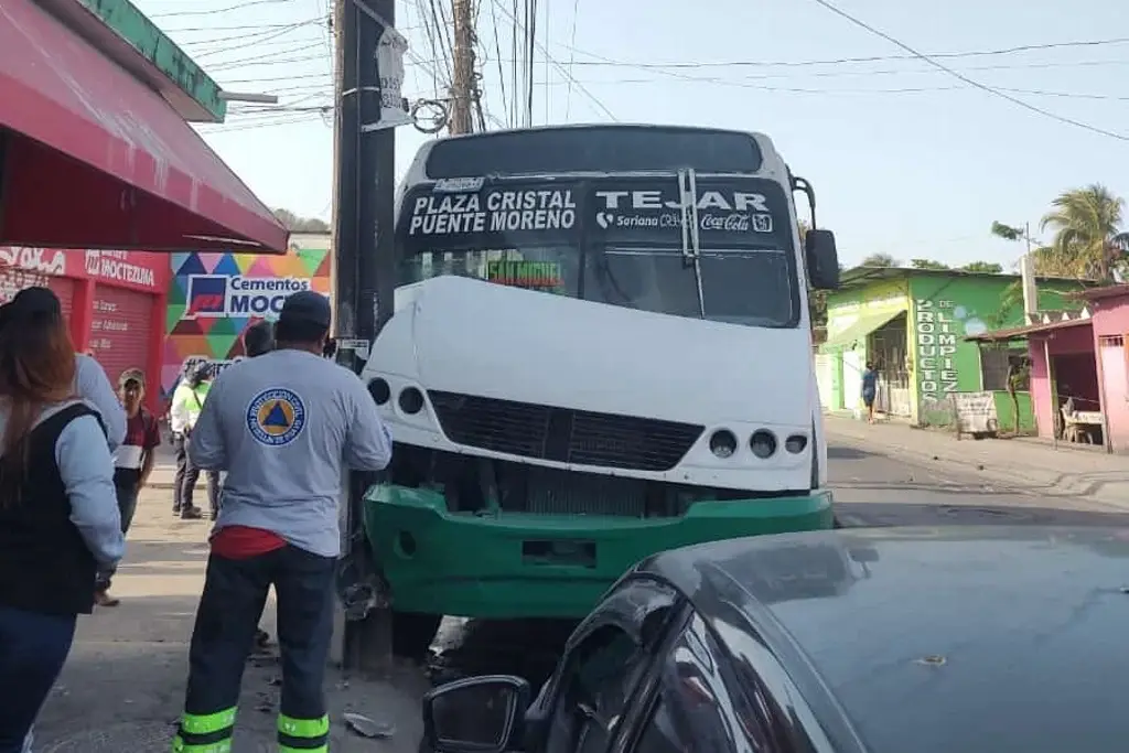 Choca camión urbano en Medellín y deja varios lesionados