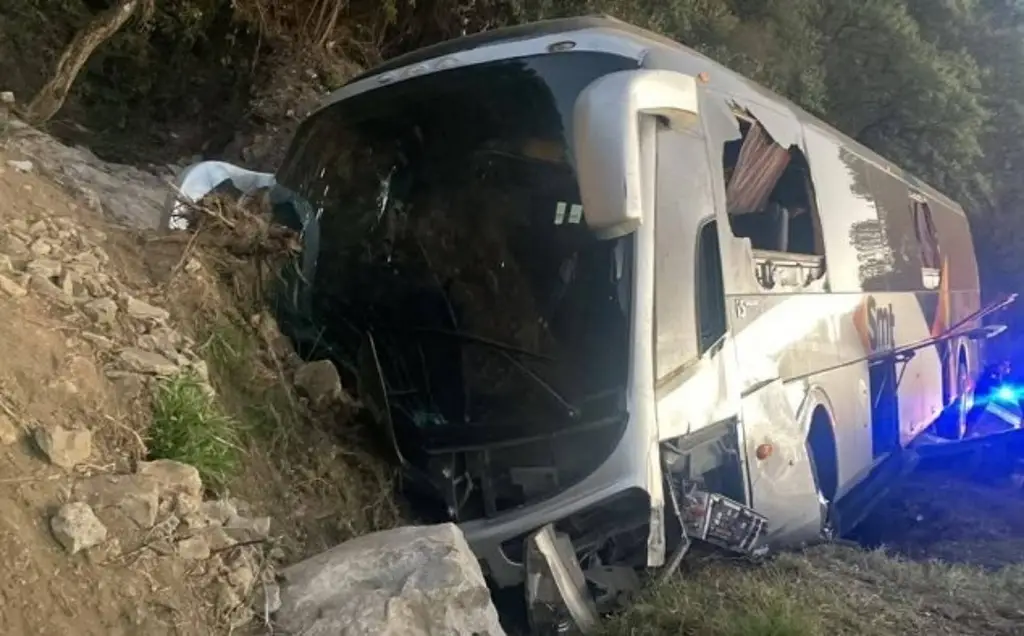 Autobús con maestros de Oaxaca se sale de la carretera en Cumbres de Maltrata; hay lesionados