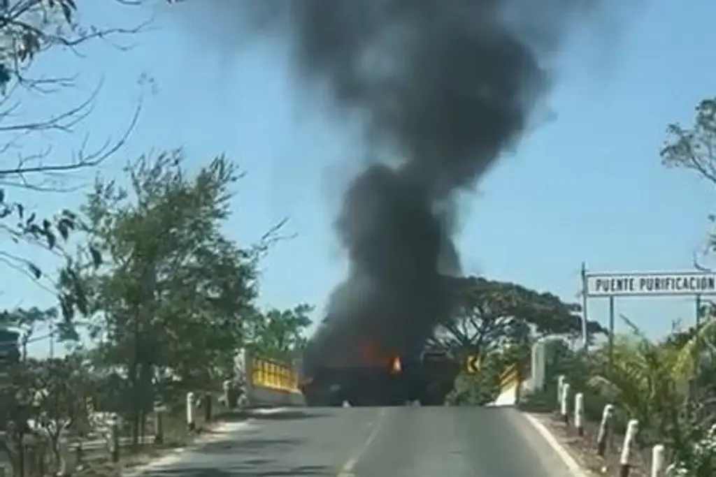 Registran bloqueos e incendios en Jalisco, tras ataque a base de la GN