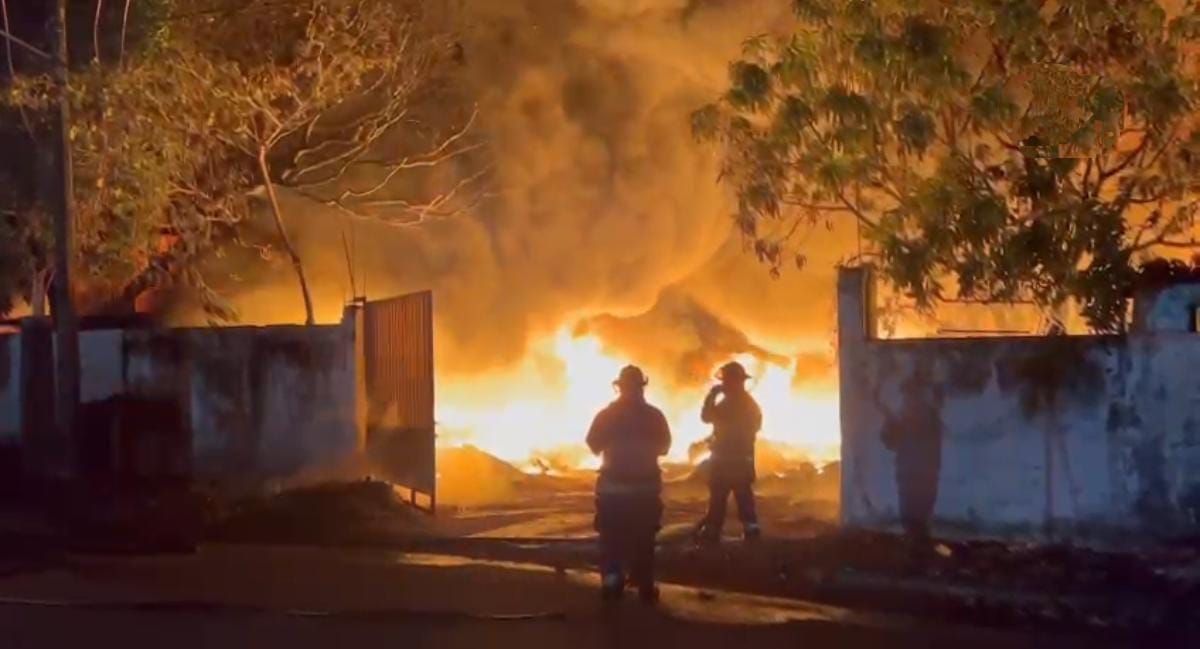 Incendio en recicladora de Veracruz puerto; fue sofocado el fuego y no hay lesionados