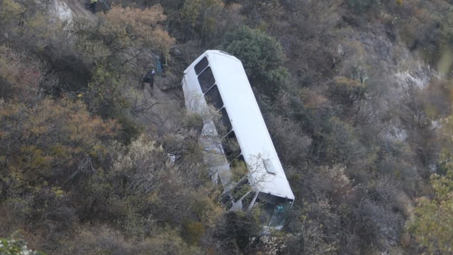 Camión con pasajeros cae a un barranco en carretera San Francisco Temetzontla, Tlaxcala; reportan 21 heridos