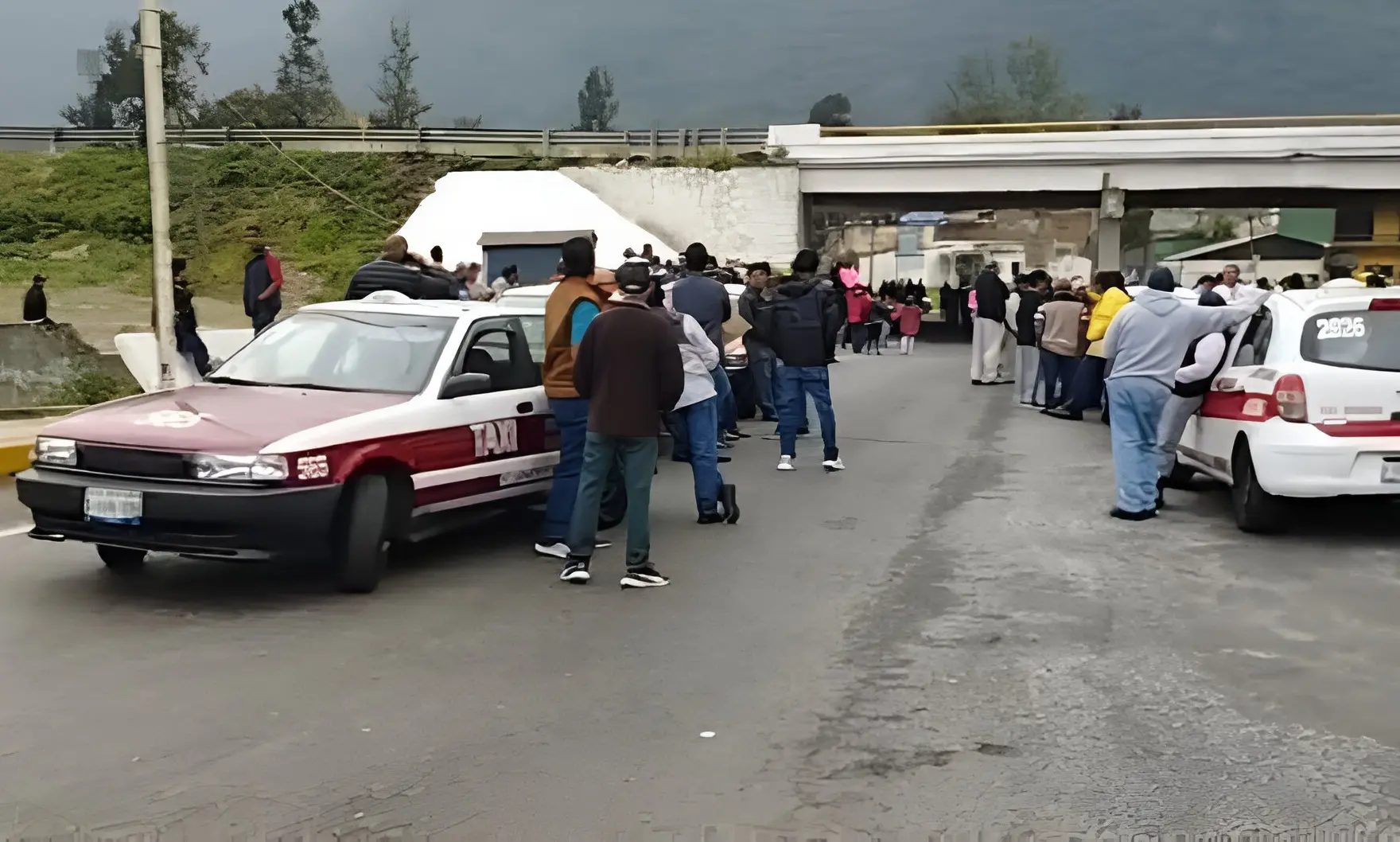 Taxistas bloquean acceso a Nogales por detención de compañero