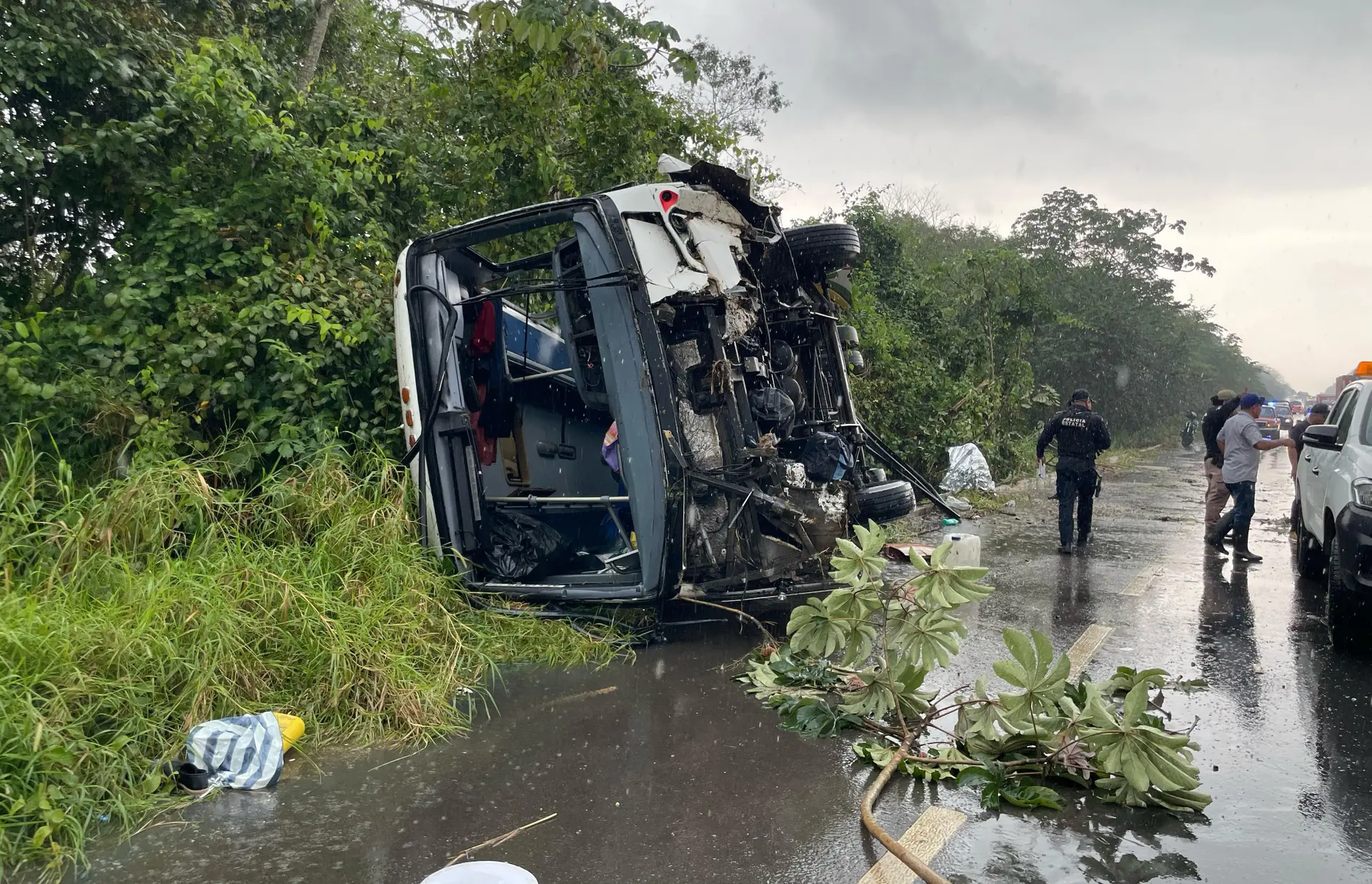 Volcadura de autobús deja una mujer muerta en la Jaltipan-Acayucan