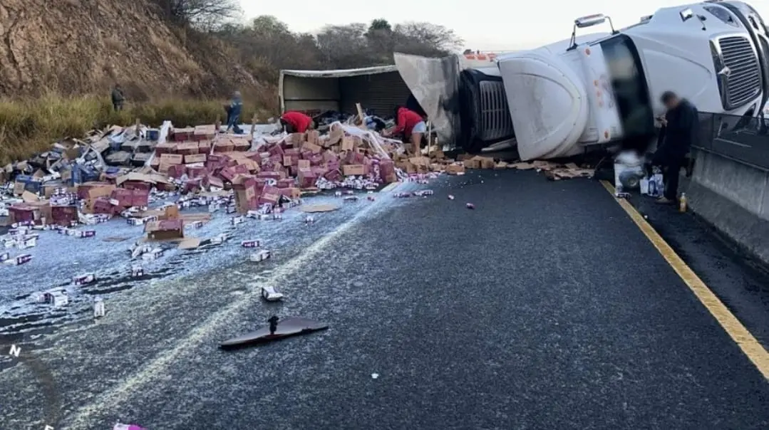 Rapiñañ tráiler tras volcadura en libramiento de Xalapa