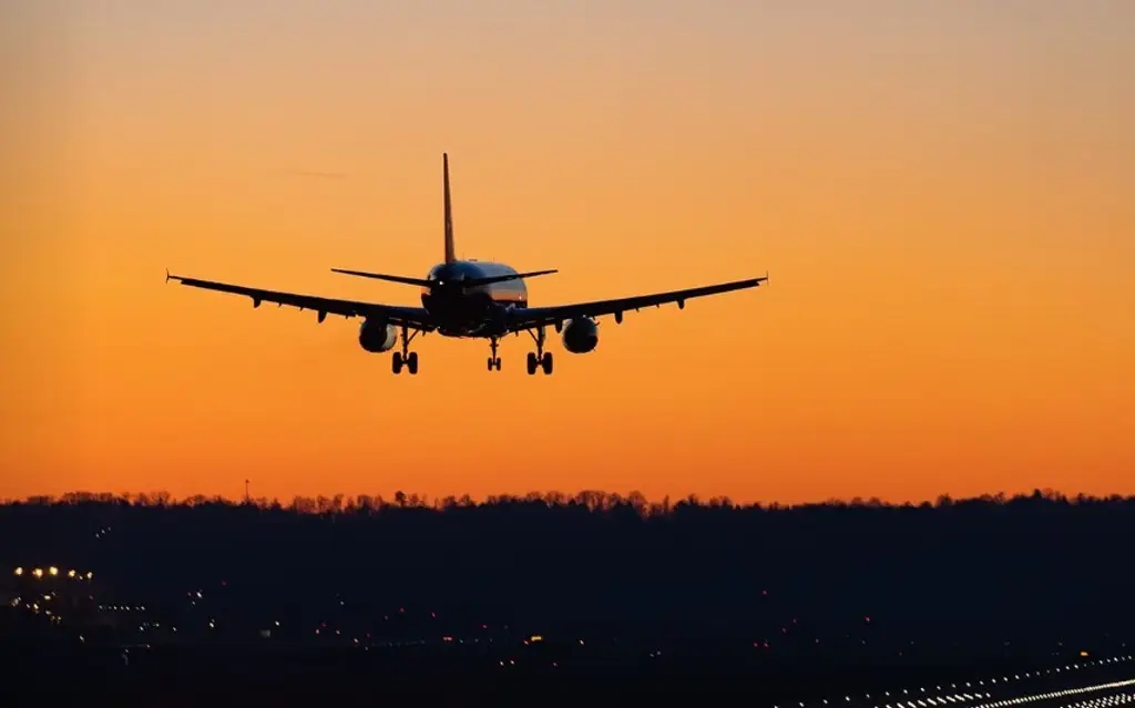 Avión de Delta Airlines aterriza de emergencia tras despegar del aeropuerto de CDMX