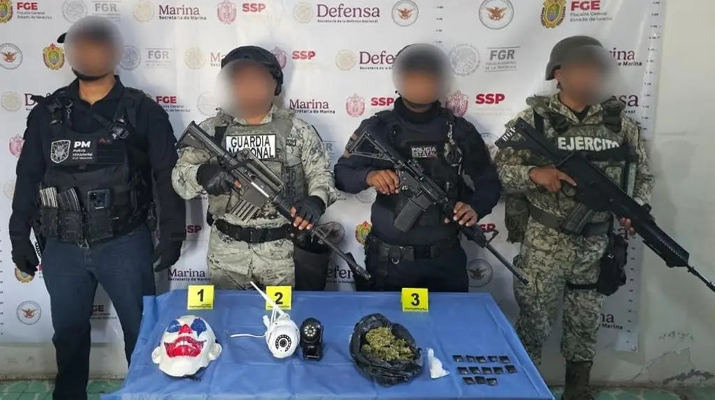 Aseguran droga, cámaras de vigilancia y una máscara de payaso en cateo