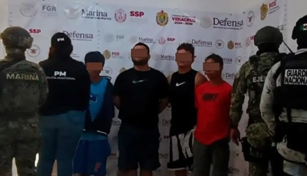 Hay 5 personas detenidas por cateo en Alvarado, Veracruz; les aseguran varios objetos