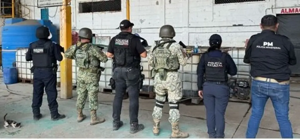 Aseguran contenedores, barriles y autotanque en cateo al sur de Veracruz