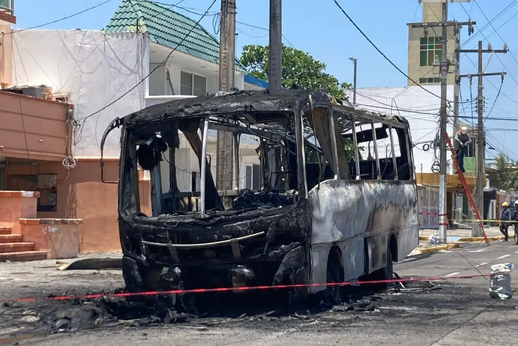 Camión urbano se incendia en Veracruz; pasajeros logran salir a salvo