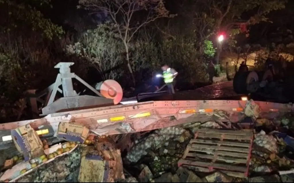 Vuelca tráiler cargado con frutas y verduras en la autopista Puebla-Orizaba