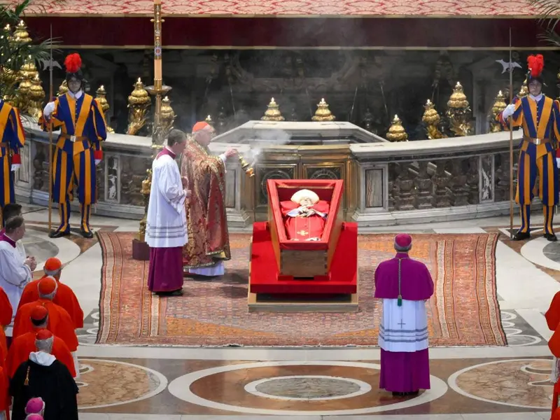 Féretro del papa Francisco llega a la basílica de San Pedro para ser despedido