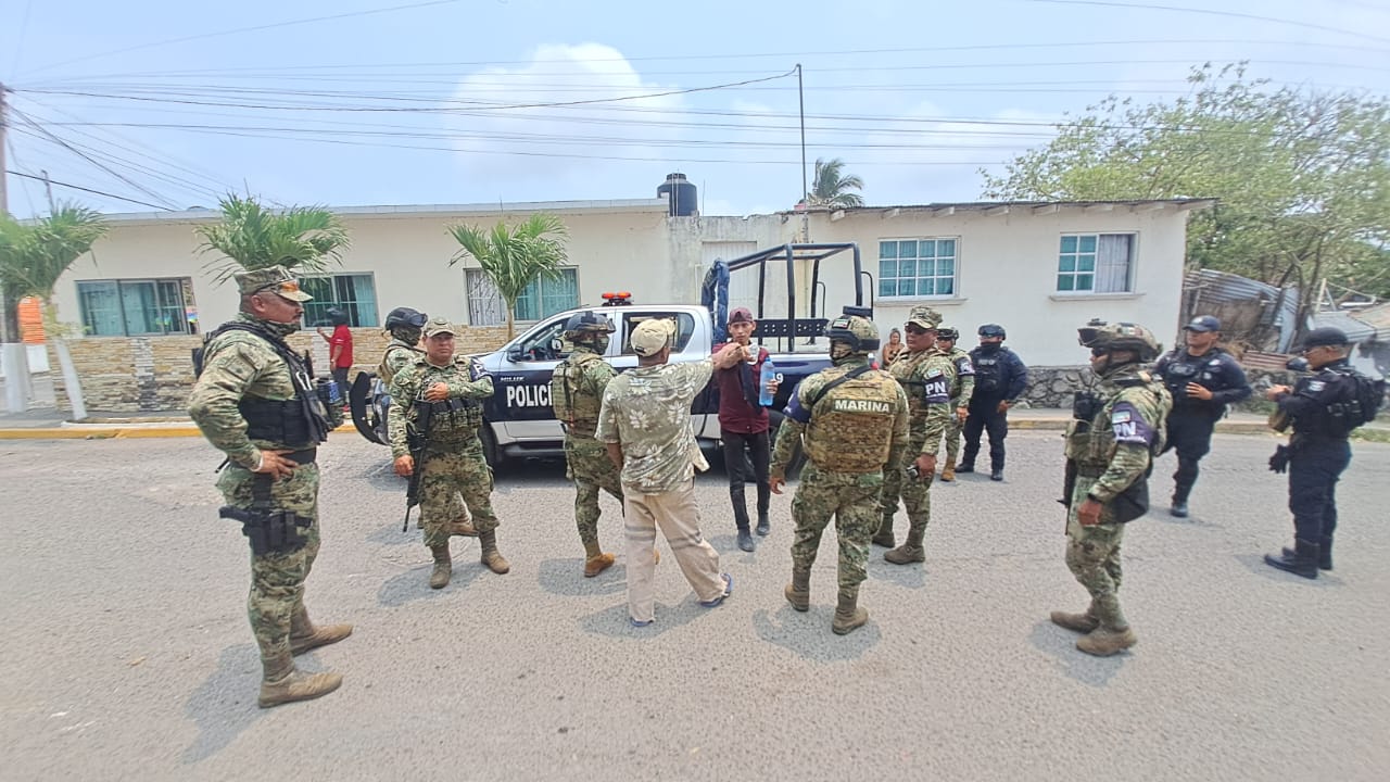 Detienen a presunto elemento de Sedena por amenazar con armas blancas en Veracruz puerto