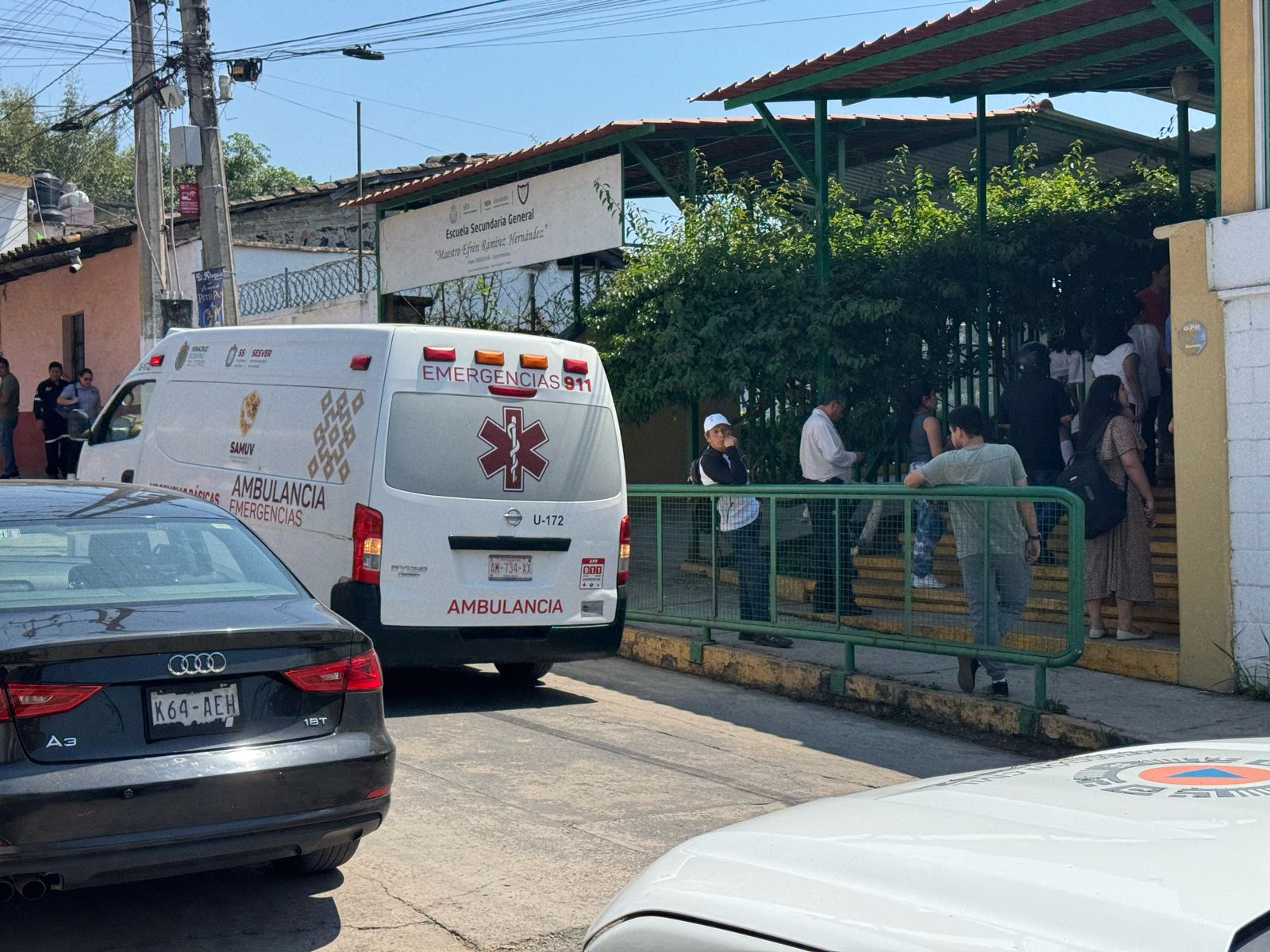 Estudiantes sufren desmayos en secundaria de Coatepec por altas temperaturas; padres de familia exigen sanciones