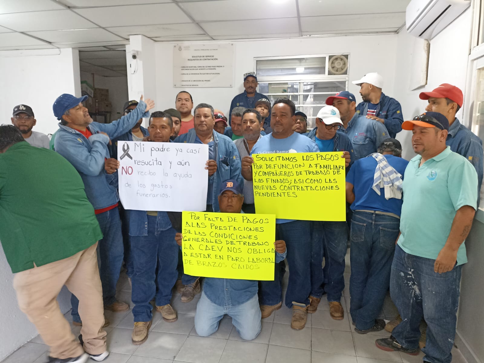 Trabajadores de CAEV Alvarado realizan paro de brazos caídos por falta de pagos
