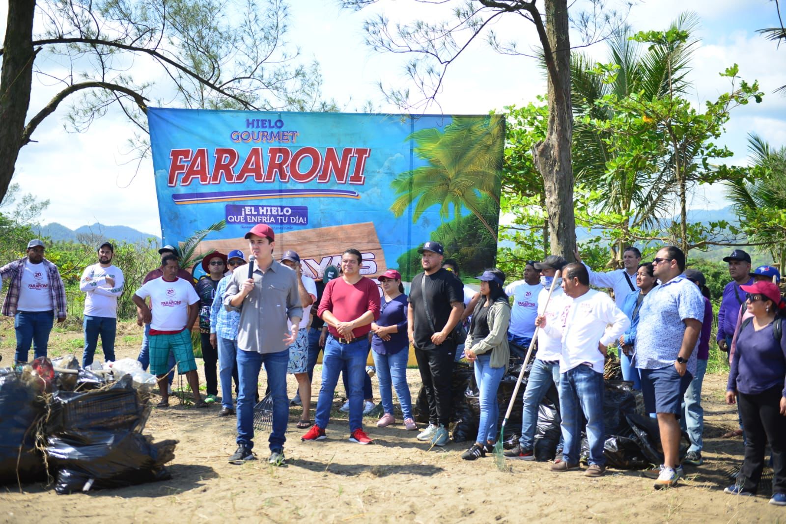 Rafa Fararoni Magaña encabezó la jornada de limpieza de playas en San Andrés Tuxtla