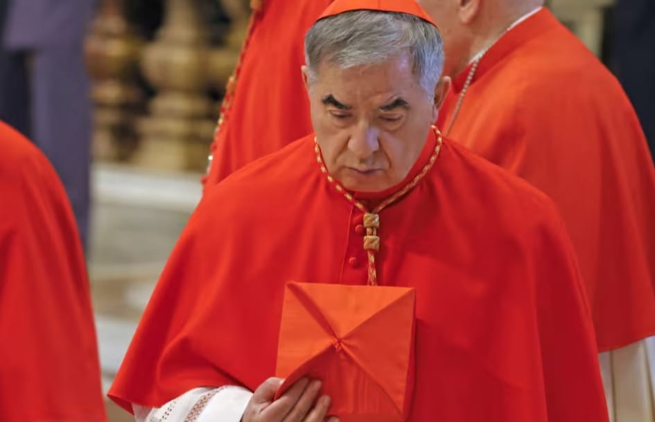 Revelan que Francisco dejó dos cartas que cerrarían el “caso Becciu”, el escándalo que amenaza la elección del próximo papa