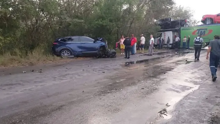 Un muerto y 2 heridos por choque de camioneta y tráiler en Pánuco