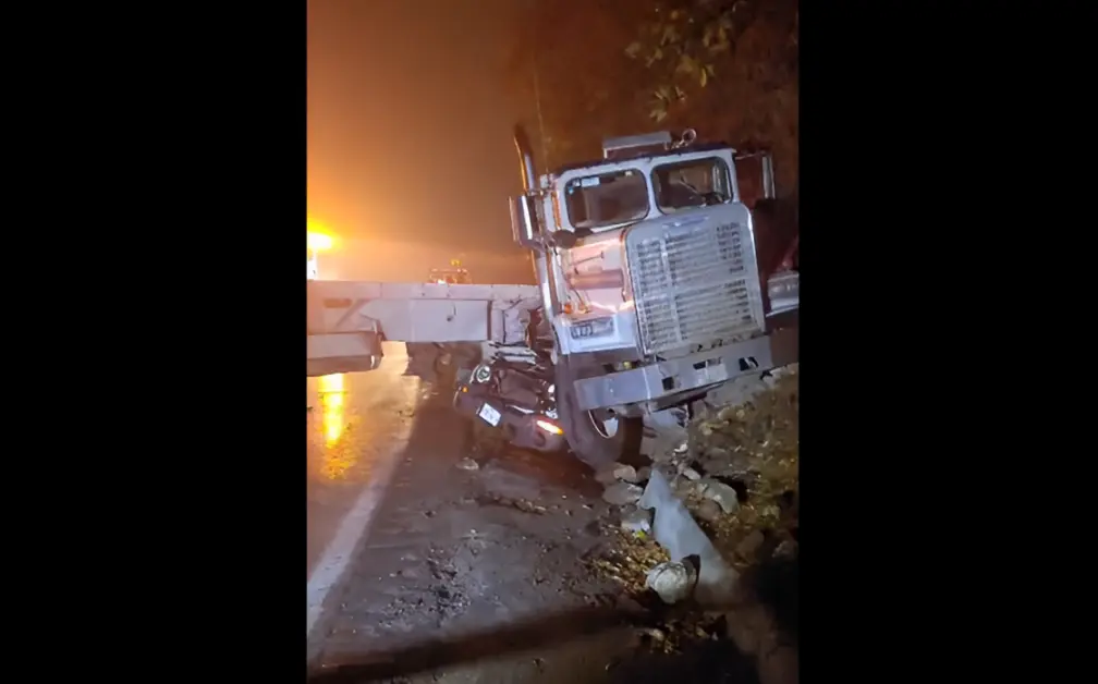 Tráiler embiste a camioneta en la Puebla-Orizaba; hay un muerto
