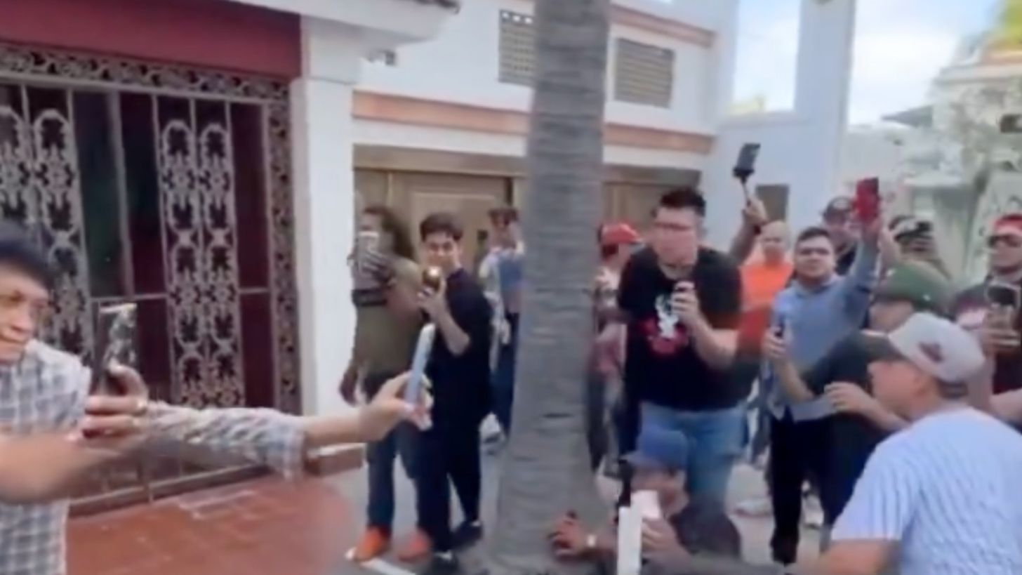 Manifestantes lanzan huevos y arman carnita asada afuera de la casa del norteamericano que corrió a trabajador en Mazatlán