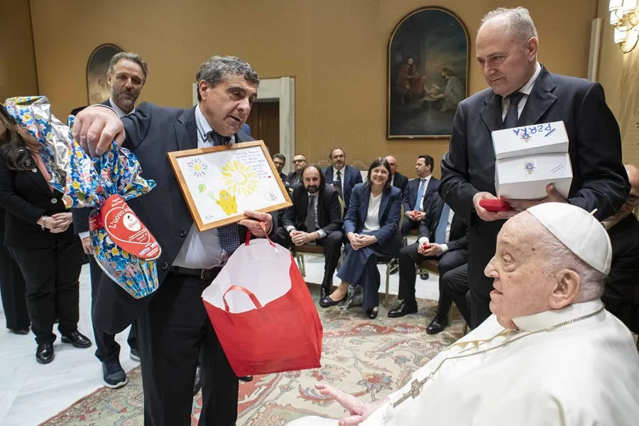El papa Francisco recibe al personal que lo trató en el hospital: «Gracias por vuestro servicio»