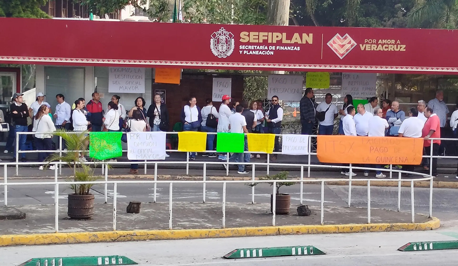 Maestros del Tec de Xalapa toman Sefiplan; exigen pago de su salario