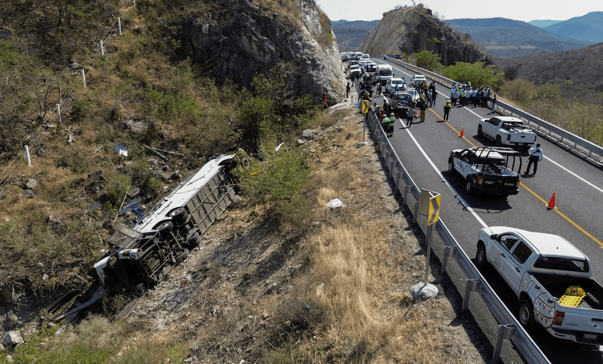 Deja 21 fallecidos ‘camionazo’ en autopista de Oaxaca