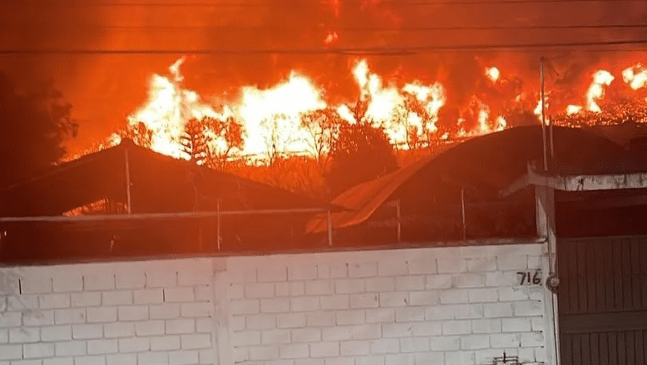 Explota pipa en carretera Veracruz-Puebla; fuego afectó viviendas en Ciudad Mendoza
