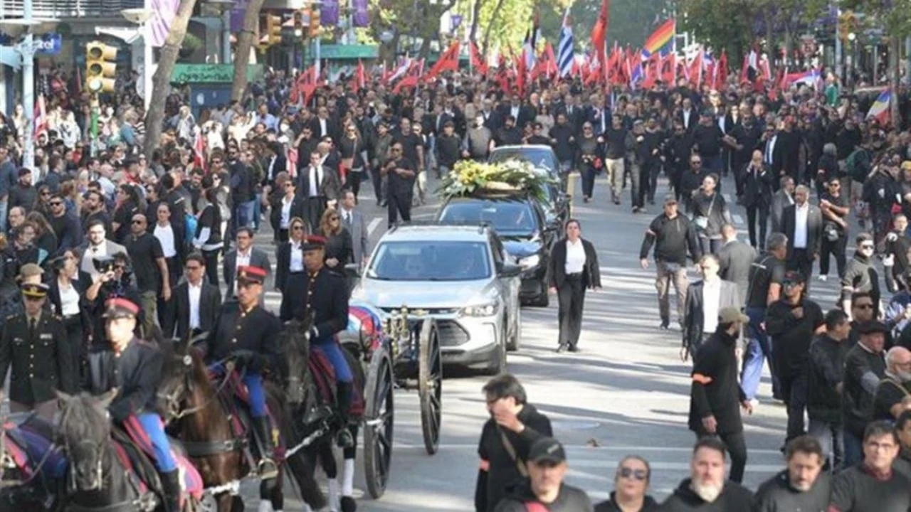 Miles de personas acompañan el féretro de José Mujica por las calles de Montevideo