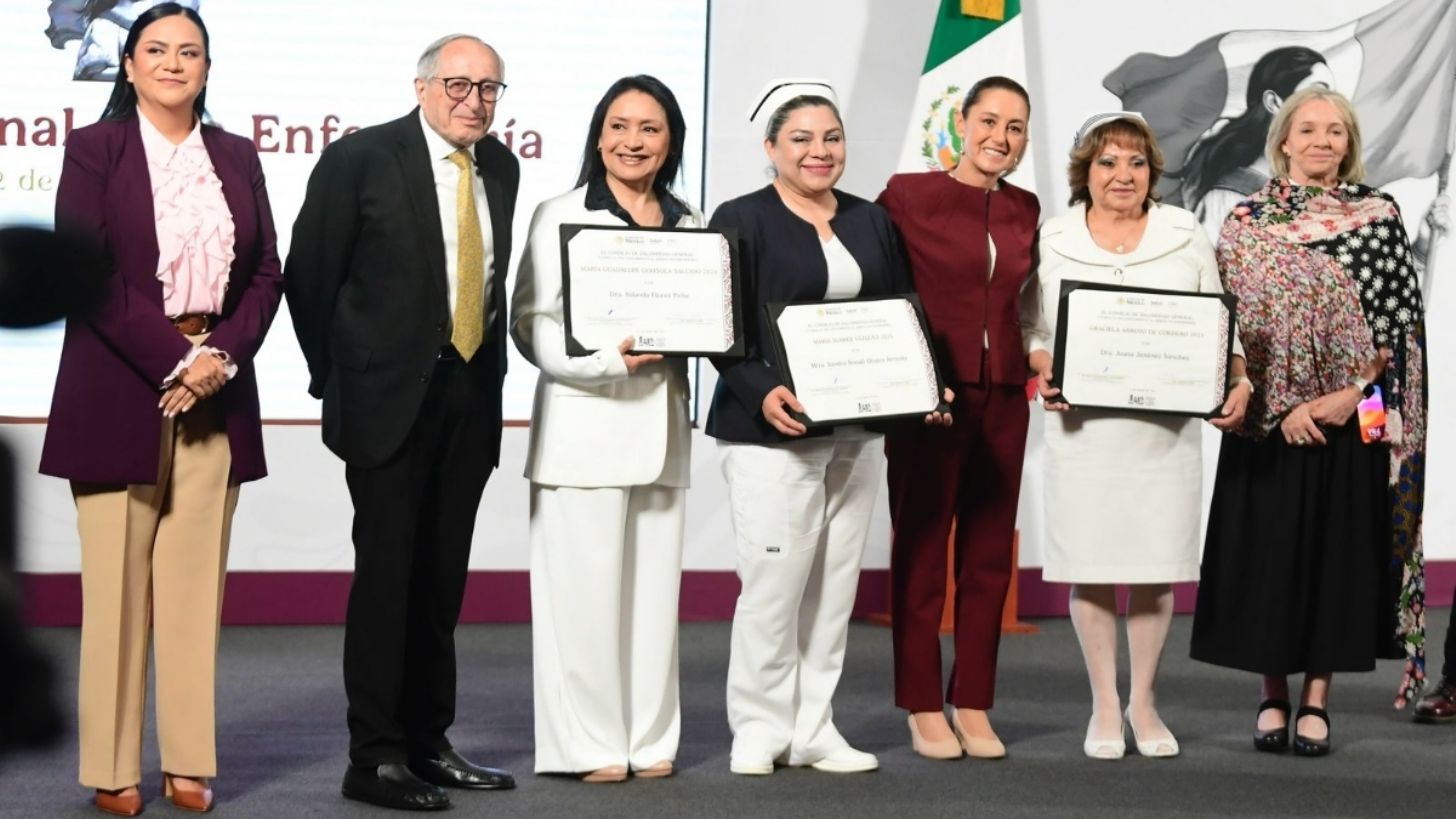 Premian a enfermeras en su día durante la Mañanera de Sheinbaum