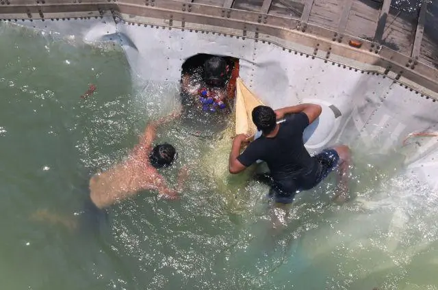 Tráiler cae a un río en Tabasco y pobladores bucean para saquear carga