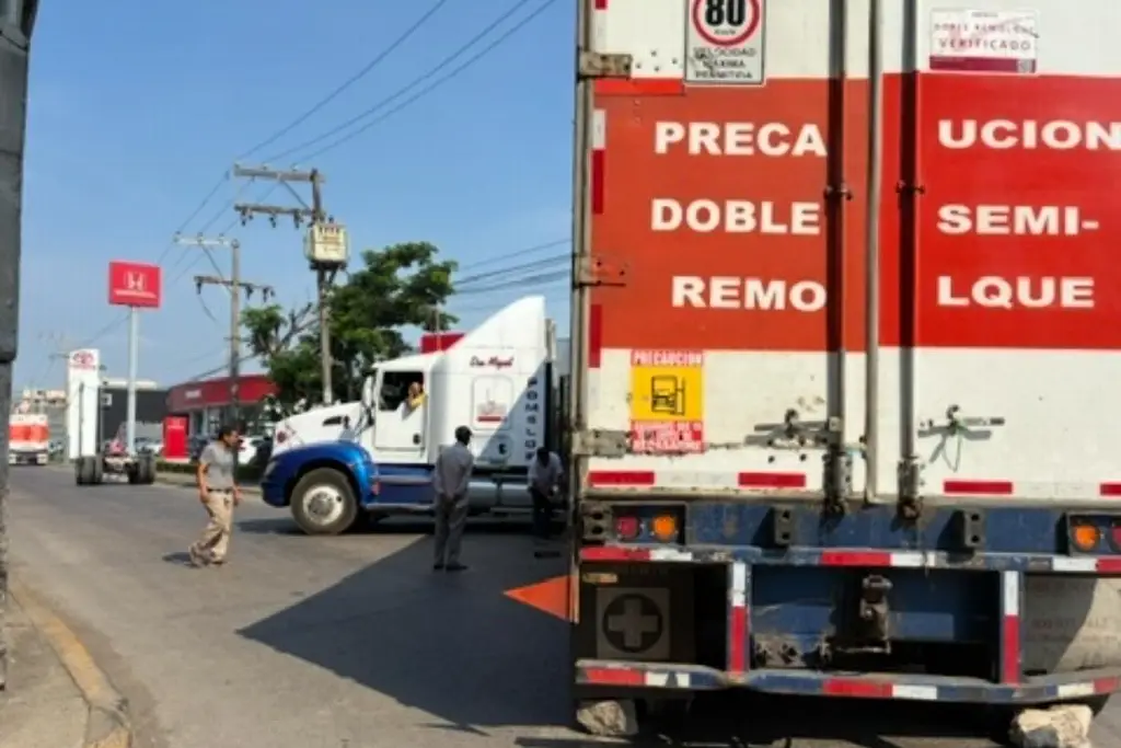 Tráiler se atora en el distribuidor vial Bicentenario, en Veracruz