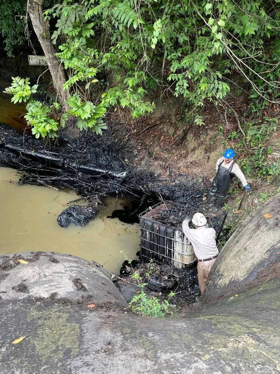 Denuncian contaminación por derrame de petróleo desde hace 4 meses en Coatzintla