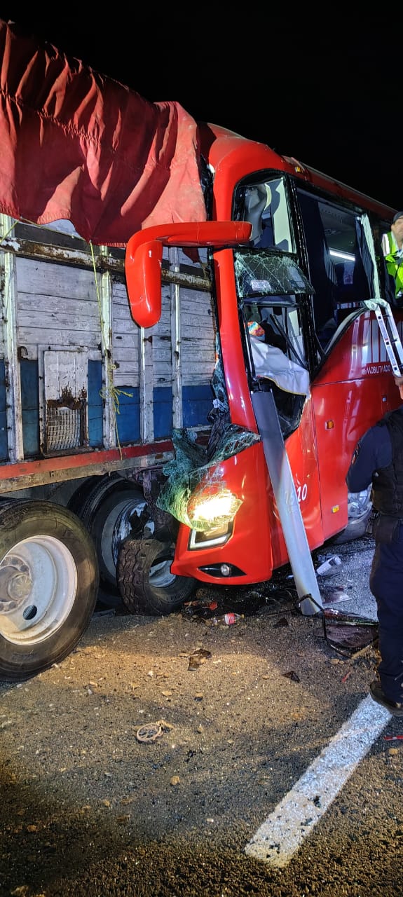 Un m/uer/to y más de 20 lesionados  fue el saldo de un accidente ocurrido la madrugada