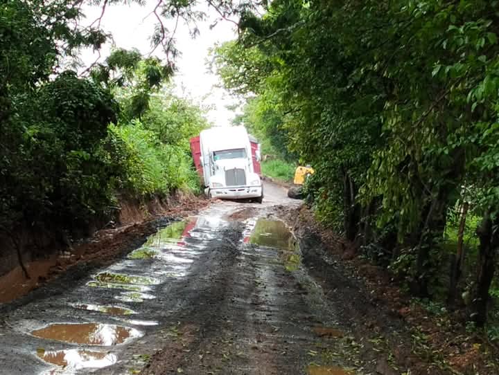 BLOQUEO EN PASO IMPROVISADO A SANTIAGO TUXTLA CONDUCTORES ARRIESGAN LA VIDA AL PASAR POR EL PUENTE MOSTAL.