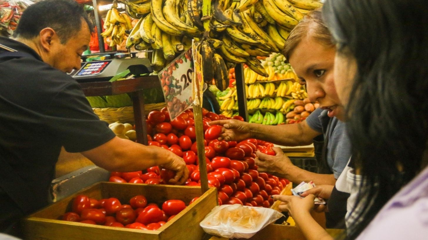 Canasta básica cuesta menos de 910 pesos en todas las regiones del país, señala Profeco