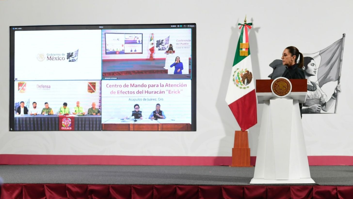 Huracán Erick deja los primeros daños en las costas mexicanas