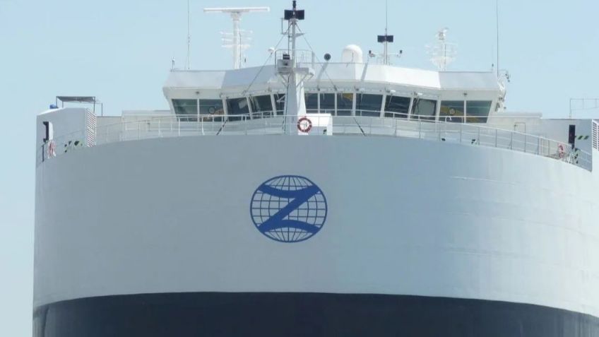 Fuerte incendio consume barco con 3 mil autos a bordo en el Pacífico, salió de China con destino a México