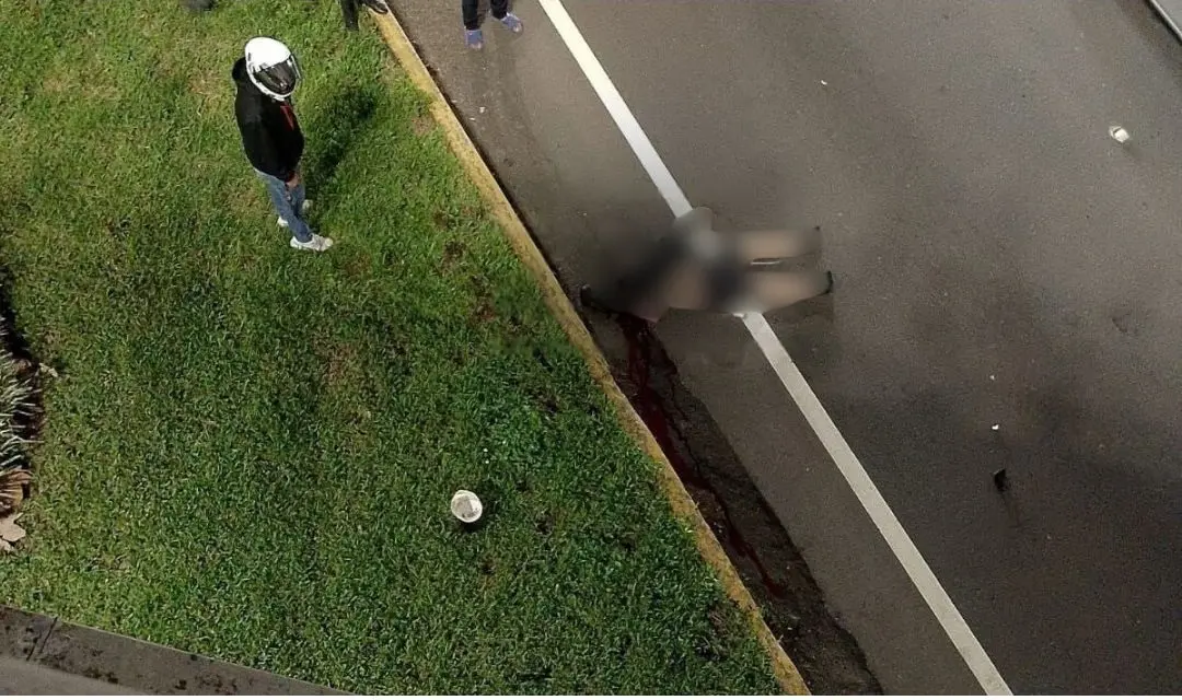 Muere mujer motociclista al caer de puente en Xalapa