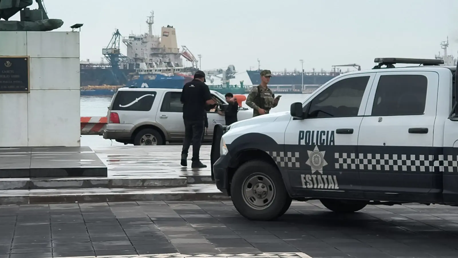 Hombre y mujer mueren al caer al mar en un auto en Veracruz