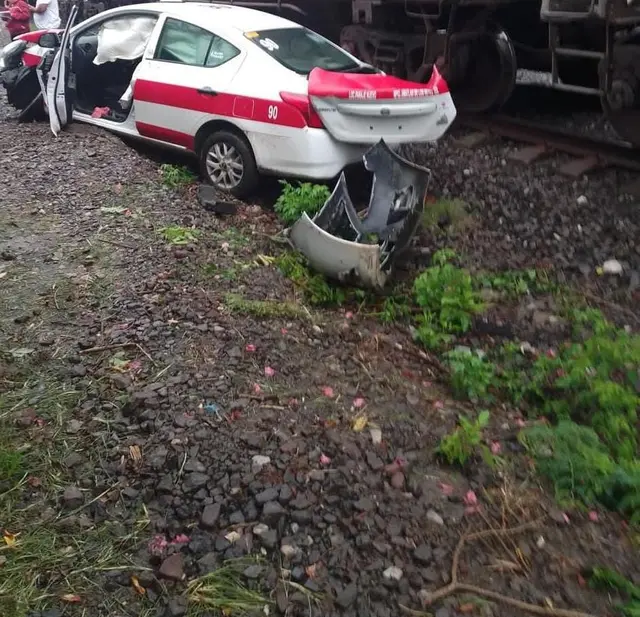 Tren embiste a taxista en Amatlán; hay un lesionado