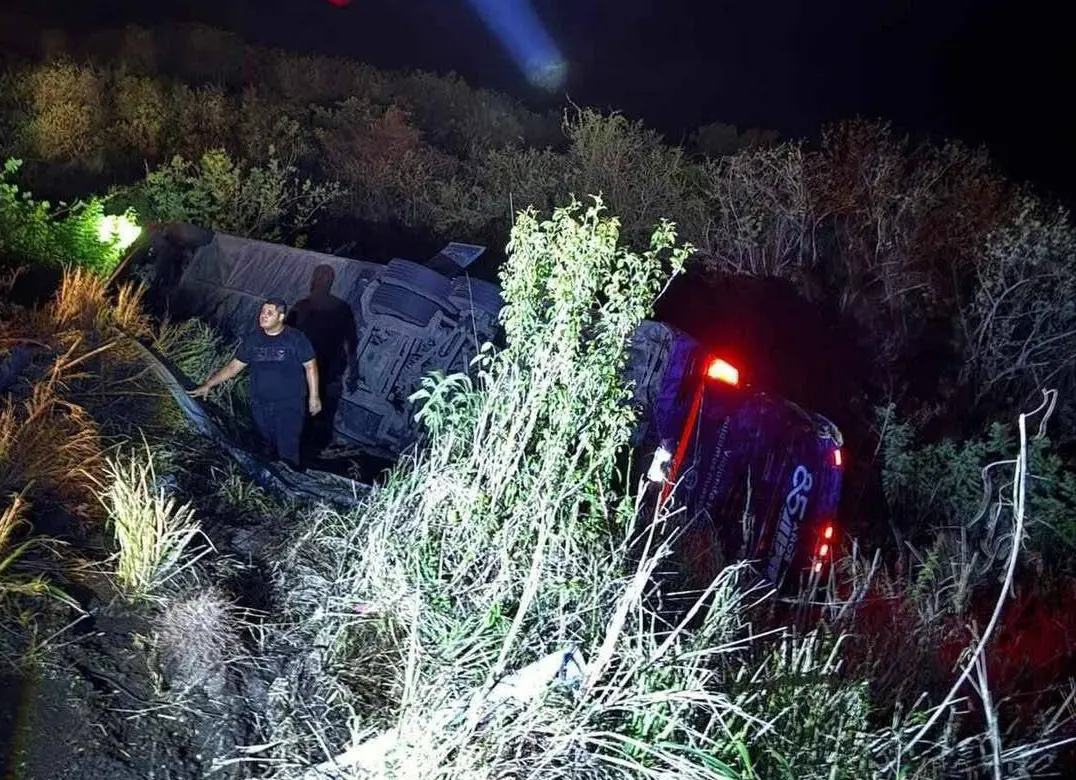 Vuelca ADO en la Cardel-Poza Rica; hay un muerto y más de 30 heridos