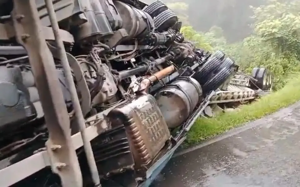 Volcadura y deslaves complican tránsito en la Fortín-Xalapa