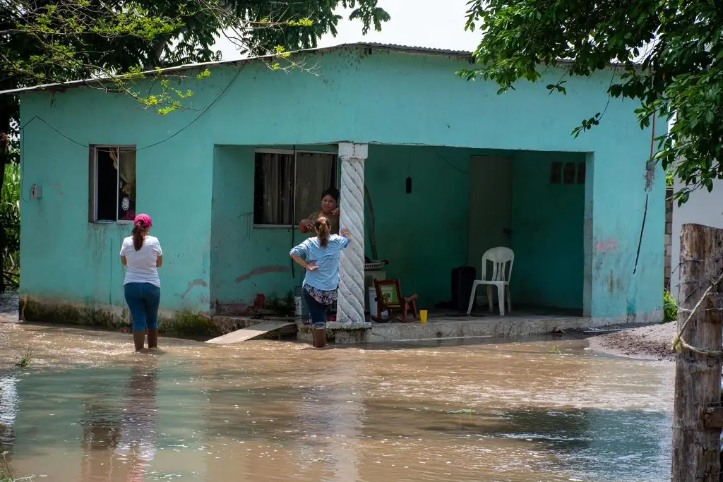Se inundan en Tlalixcoyan tras lluvias