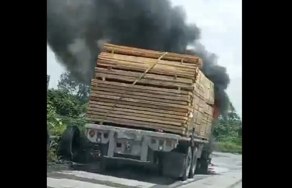 Se incendia camión con madera en el Kilómetro 13.5, en Veracruz