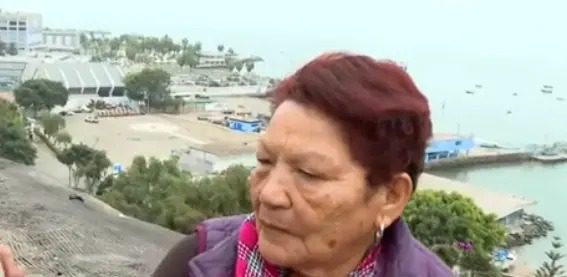 Abuela lleva a su nieto a ver el tsunami en Perú; «nunca había visto uno», dice