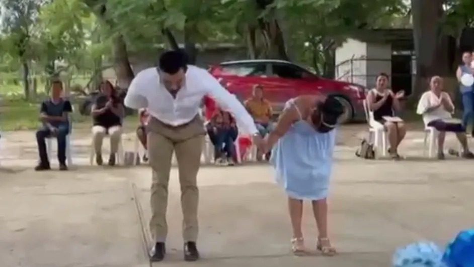 Maestro de Veracruz se vuelve viral al bailar vals con su única alumna