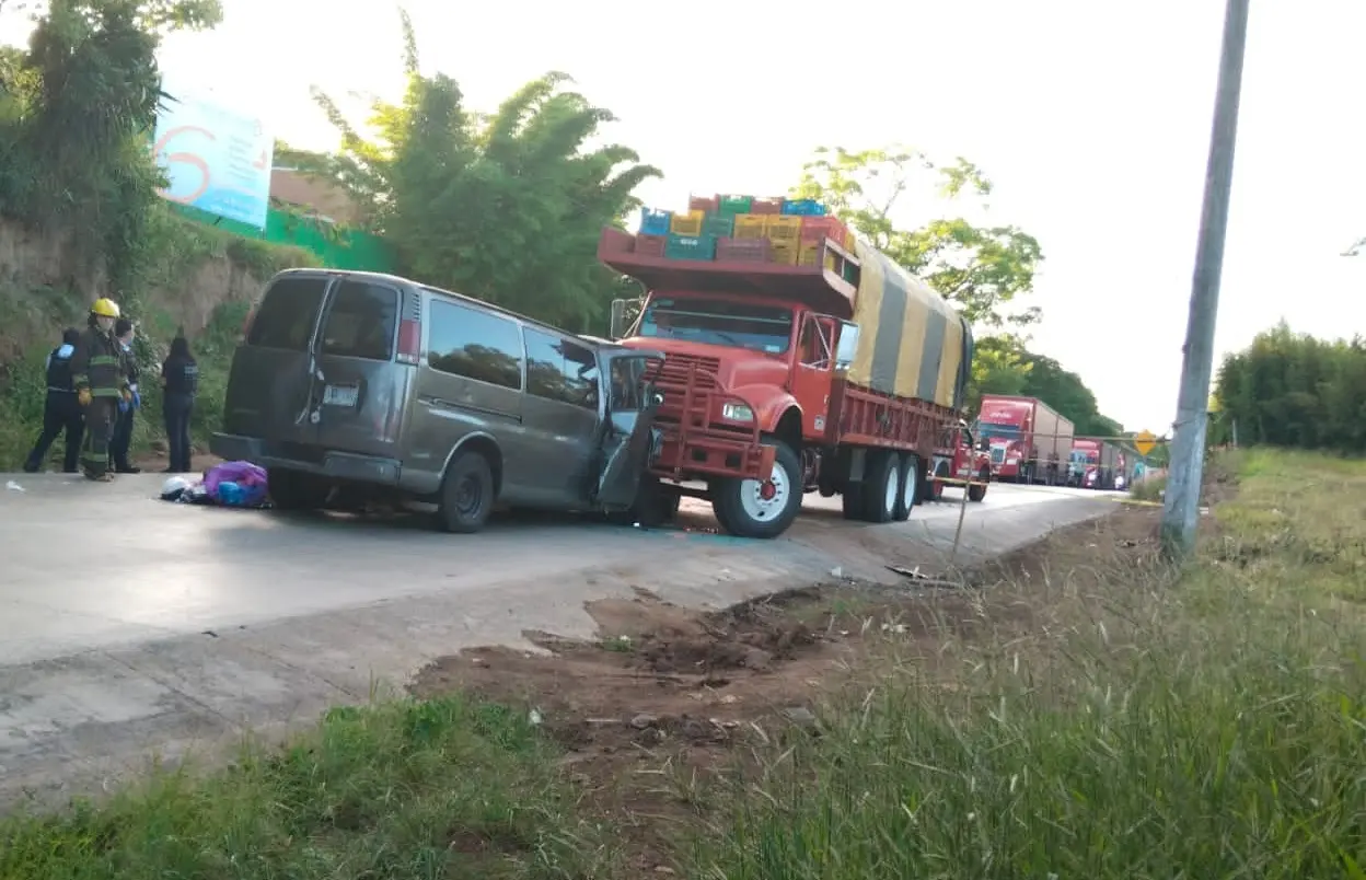 Muere copiloto en choque entre camioneta y camión en Emiliano Zapata