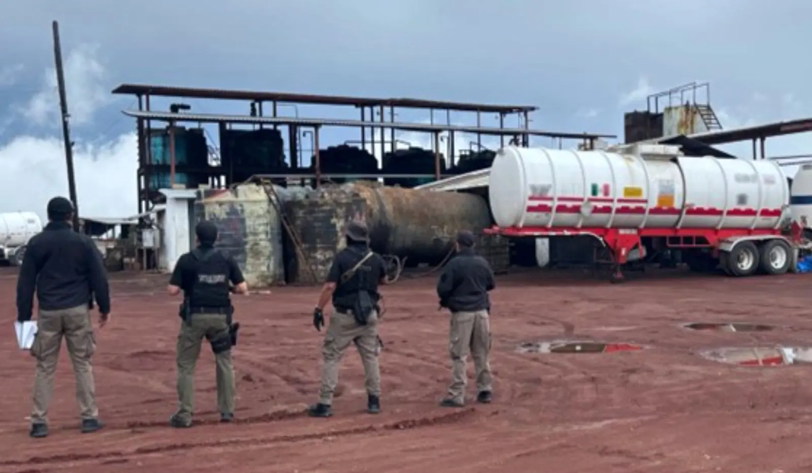 Aseguran 933 mil litros de hidrocarburo y 64 vehículos en Las Vigas